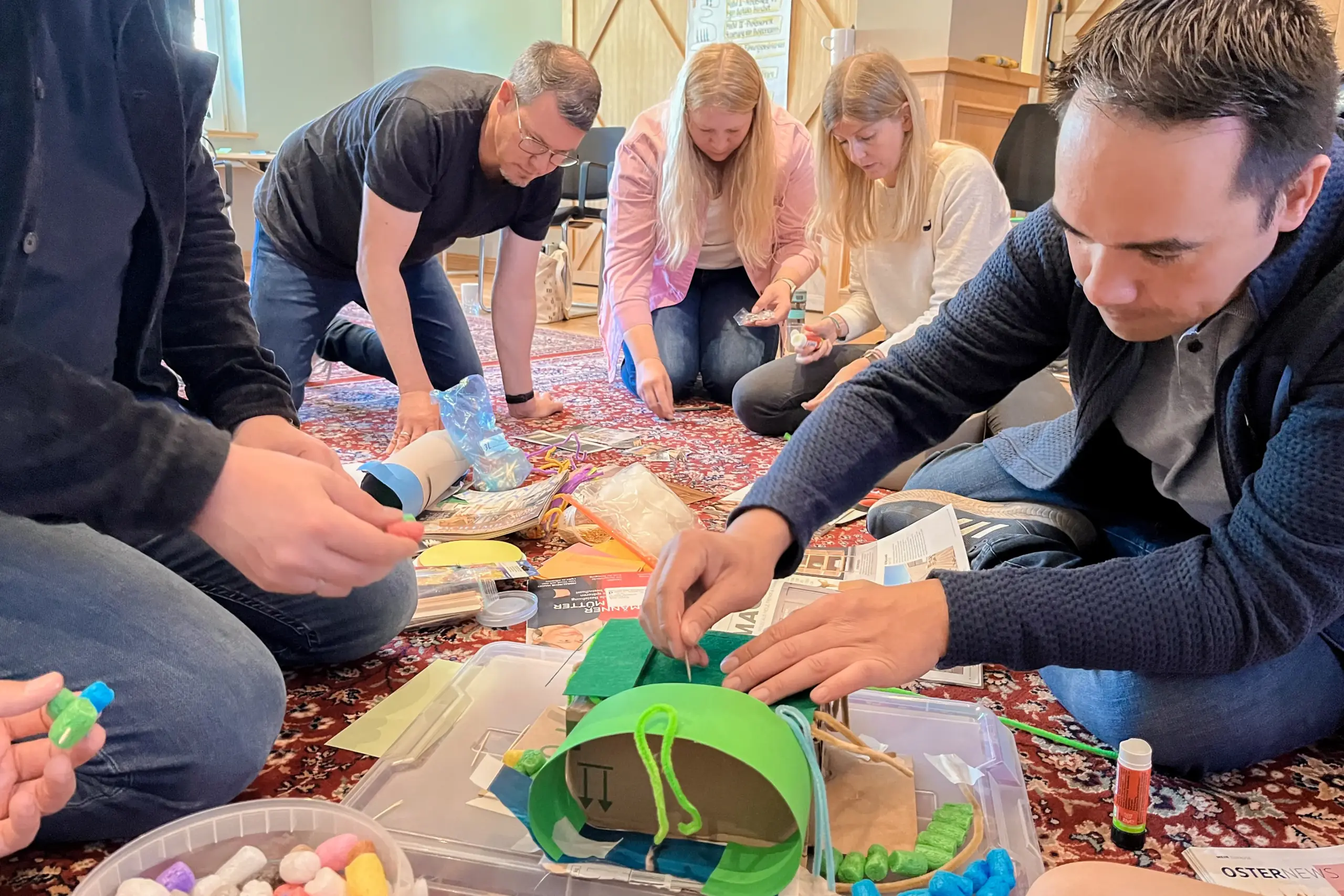 the next step Step 4 Projektmanagement Gruppe bei kreativem Workshop Design Thinking