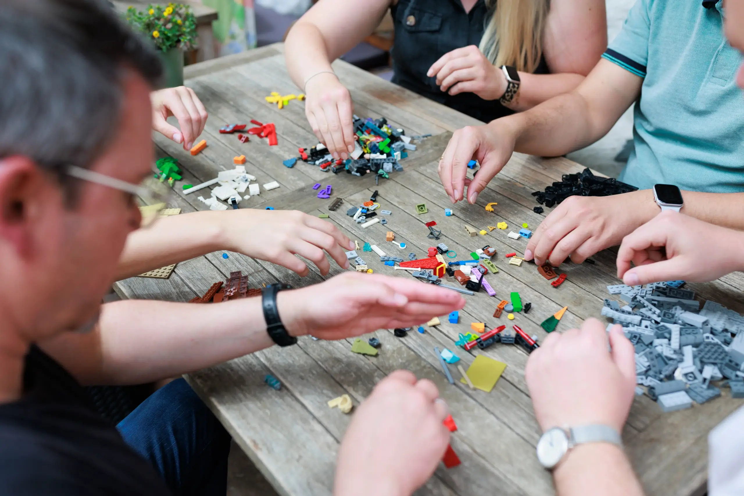 the next step Step 5 Arbeitswelt Zusammenarbeit Gruppe baut gemeinsam mit Lego